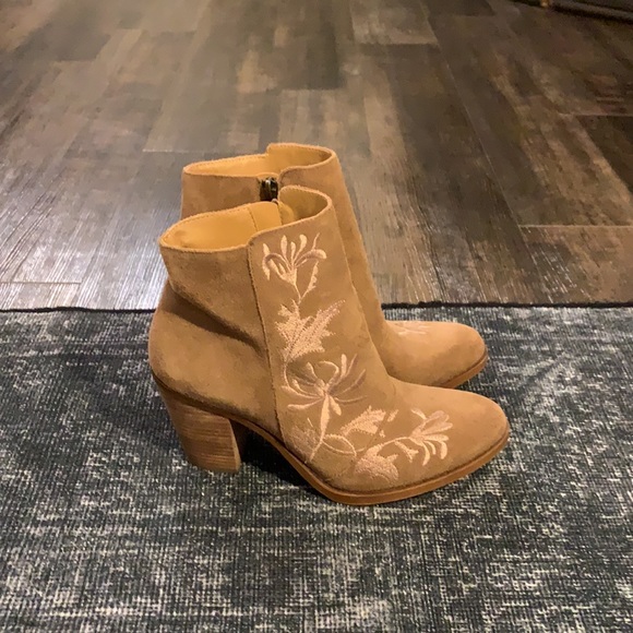 Embroidered heeled booties - Picture 3 of 4